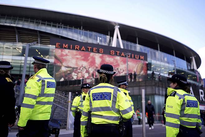 영국 경찰들이 10일 유럽축구챔피언스리그 아스널-바이에른 뮌헨전이 열린 런던 에미리트 스타디움 근처에 배치돼 있다. AP연합뉴스