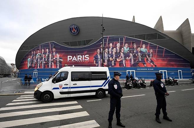 프랑스 경찰이 지난달 유럽챔피언스리그 바르셀로나전이 열린 파리 생제르맹 경기장을 지키고 있는 장면. AFP연합뉴스