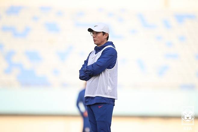 황선홍 올림픽축구대표팀 감독이 지난 1일 이천종합운동장에서 진행된 선수들의 훈련을 지켜보고 있다. 대한축구협회 제공