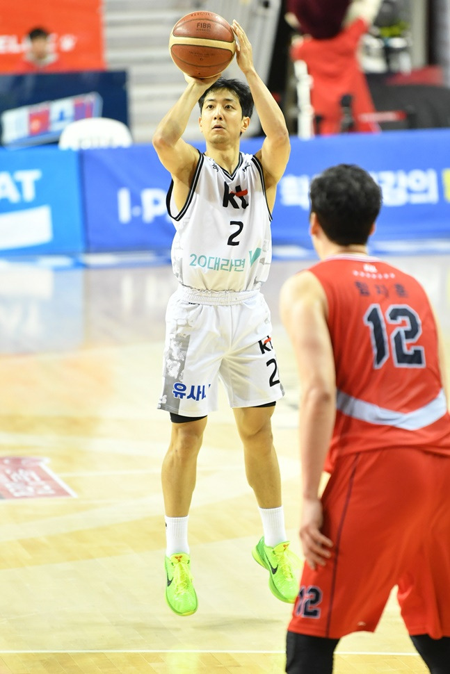 KT 허훈이 슛을 시도하고 있다. /사진=KBL