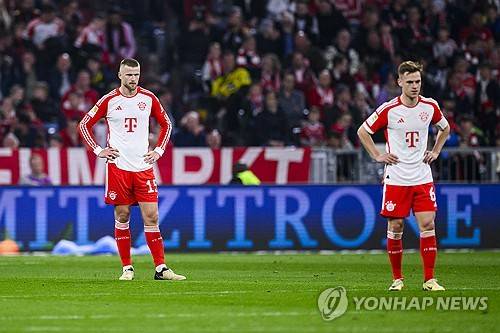 토트넘 홋스퍼에서 쫓겨나 바이에른 뮌헨에 자리를 잡은 에릭 다이어가 느닷없이 안지 포스테코글루 감독을 저격했다. 영국 데일리메일에 따르면 다이어는 9일 자국 레전드 개리 네빌과의 인터뷰에서 포스테코글루가 훈련 중 어떠한 전술적 작업도 하지 않는다고 비판했다. 반면, 지난해 3월 많은 비판 속에 지휘봉을 내려놨던 안토니오 콘테 전 감독에 대해서는 호평을 남겼다. 연합뉴스