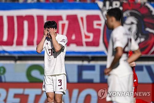 토트넘 홋스퍼에서 쫓겨나 바이에른 뮌헨에 자리를 잡은 에릭 다이어가 느닷없이 안지 포스테코글루 감독을 저격했다. 영국 데일리메일에 따르면 다이어는 9일 자국 레전드 개리 네빌과의 인터뷰에서 포스테코글루가 훈련 중 어떠한 전술적 작업도 하지 않는다고 비판했다. 반면, 지난해 3월 많은 비판 속에 지휘봉을 내려놨던 안토니오 콘테 전 감독에 대해서는 호평을 남겼다. 연합뉴스