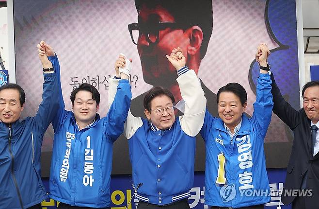 지원유세 중인 이재명 대표  (서울=연합뉴스) 신준희 기자 = 더불어민주당 이재명 대표가 8일 홍제역 앞에서 김동아, 김영호 후보 지원 유세를 하고 있다. 2024.4.8 hama@yna.co.kr