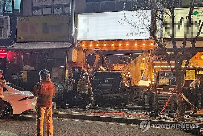 주점에 돌진한 차량 (고양=연합뉴스) 10일 오전 경기 고양시 일산동구의 한 주점에 차량이 돌진해 구조 당국이 수습 중이다.2024.4.10 [독자제공, 재판매 및 DB 금지] jhch793@yna.co.kr