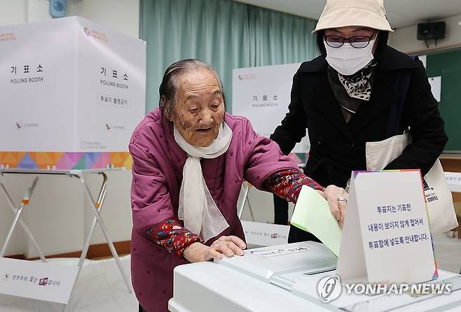 소중한 권리 행사하는 100세 할머니 (울산=연합뉴스) 김용태 기자 = 제22대 국회의원 선거일인 10일 오후 울산시 북구 상안중학교에 마련된 농소3동 제1투표소에서 1923년생으로 올해 만 100세인 김성순 할머니가 투표하고 있다. 2024.4.10 yongtae@yna.co.kr