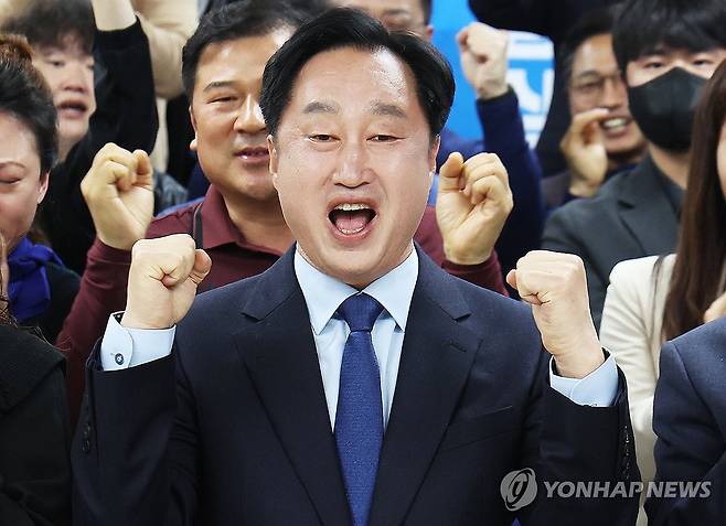 개표방송 보며 기뻐하는 김준혁 후보 (수원=연합뉴스) 홍기원 기자 = 제22대 국회의원선거 수원정에 출마한 더불어민주당 김준혁 후보가 10일 오후 경기도 수원시 영통구 선거사무소에서 개표방송을 보며 기뻐하고 있다. 2024.4.10 xanadu@yna.co.kr