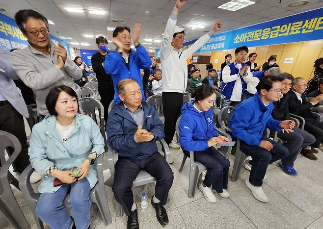 출구조사 결과에 환호하는 원창묵 후보 선거캠프 [촬영 이재현]