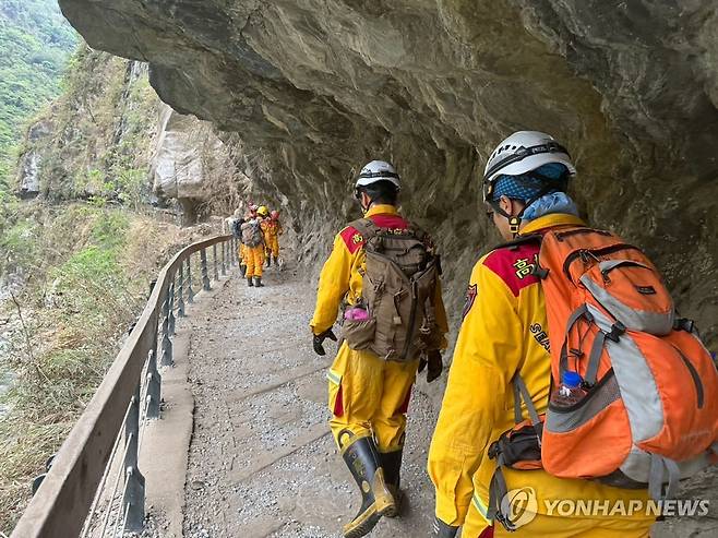 대만 화롄현 타이루거 국가공원 수색·구조 작업 [대만 중앙통신사·AFP=연합뉴스 자료사진]