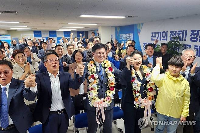 더불어민주당 광주 북구갑 정준호 '당선' 환호 (광주=연합뉴스) 더불어민주당 광주 북구갑 정준호 후보가 10일 오후 선거캠프에서 당선이 확실시되자 꽃다발을 목에 걸고 가족·지지자들과 함께 기쁨을 나누고 있다. 2024.4.10 [정준호 후보 선거캠프 제공. 재판매 및 DB 금지] pch80@yna.co.kr