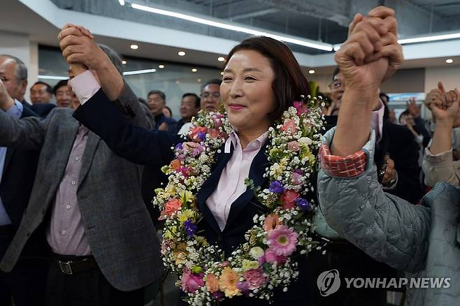 광주 북구을 전진숙 '당선 확실' (광주=연합뉴스) 4·10 총선 광주 북구을 지역구에 출마한 전진숙 후보가 10일 광주 북구 선거캠프에서 당선이 확실해지자 화환을 목에 걸고 지지자들과 함께 기뻐하고 있다. 2024.4.10 [전진숙 후보 선거캠프 제공. 재판매 및 DB 금지] hs@yna.co.kr