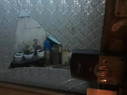 깨진 현관문 유리창