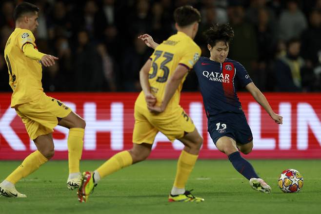 파리 생제르맹(PSG) 이강인이 바르셀로나 수비수를 앞에 두고 패스를 시도하고 있다. 사진=AP PHOTO