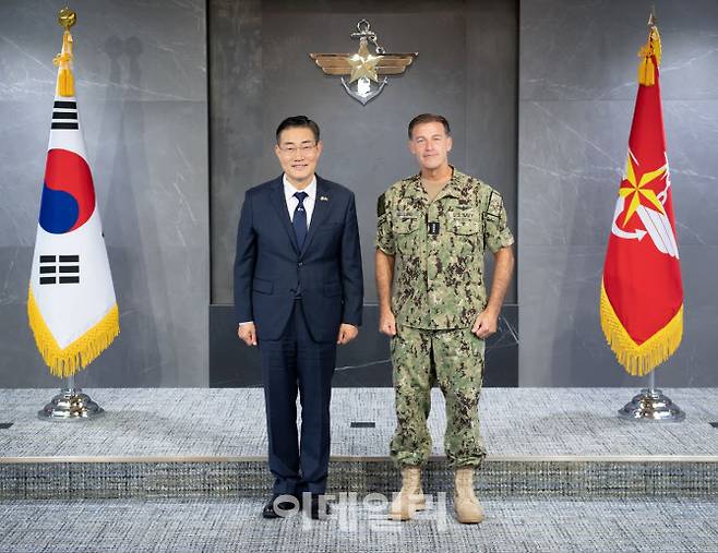 신원식 국방부 장관이 11일 국방부에서 미 인도태평양사령관 존 아퀼리노 대장과 만나 기념촬영을 하고 있다. (사진=국방부)