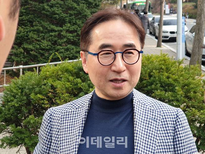 장덕현 삼성전기 대표이사 사장이 11일 오후 서울대에서 특강을 진행하기 전 취재진과 만나 질문에 답하고 있다. (사진=김응열 기자)