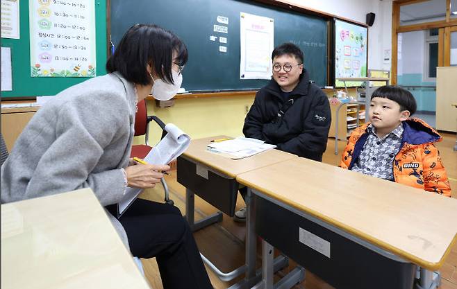 초등학교 신입생 예비소집일인 지난 1월 2일 대구 동구 대구덕성초등학교에서 예비 초등학생과 학부모가 교사와 면담하고 있다.(사진=뉴시스)