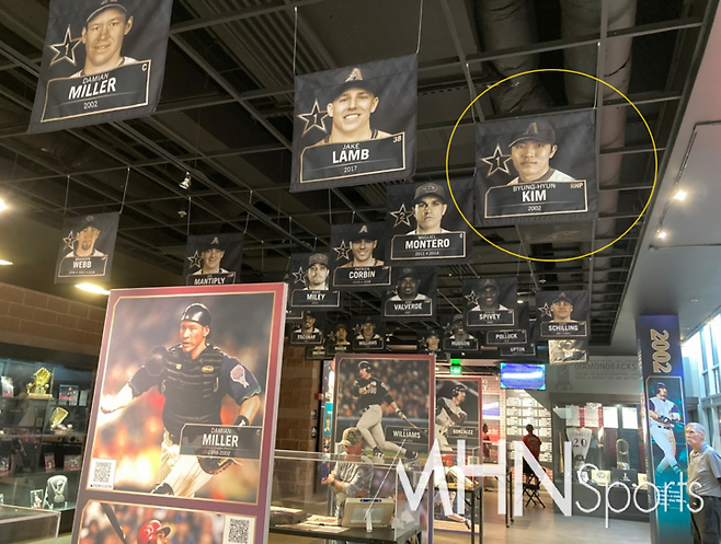 (애리조나 홍구장 체이스 필드 내에 전시되어 있는 김병현 사진)