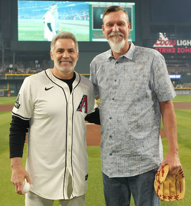(올 애리조나 홈 개막전 시구.시포 행사에 참가한 랜디 존슨(오른쪽))