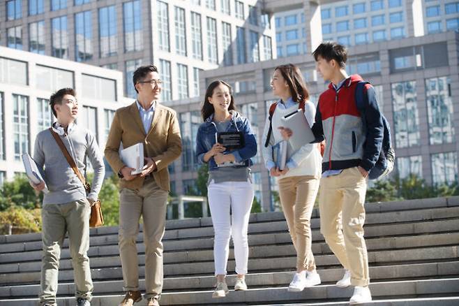 앉아 있을 때보다 걸을 때 창의력이 크게 향상되는 것으로 나타났다. [사진=게티이미지뱅크]