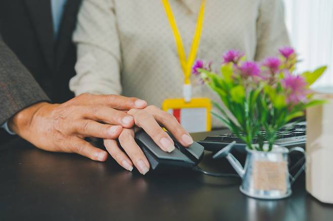 여성 비서의 절반 이상이 다양한 유형의 성희롱에 시달리고, 임원비서의 피해율이 더 높고, 임원비서에서 상사에 의한 피해경험률이 더 높은 것으로 드러났다. [사진= 게티이미지뱅크]