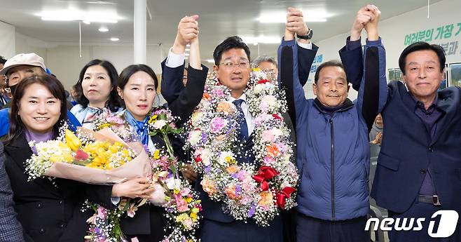 11일 제22대 국회의원 선거에 출마한 더불어민주당 김태선 울산 동구 후보가 자신의 선거사무소에서 당선이 확실시되자 꽃목걸이를 목에 걸고 환호하고 있다. (공동취재) 2024.4.11/뉴스1 ⓒ News1 조민주 기자