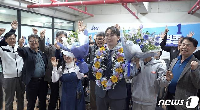 모경종 더불어민주당 인천 서구병 당선인이 기념촬영을 하고 있다.(모경종 선거사무소 제공)