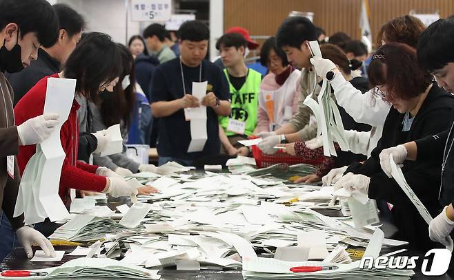 제22대 국회의원 선거가 종료된 10일 오후 대구 수성구 만촌실내롤러경기장에 마련된 수성구 개표장에서 개표사무원들이 개표하고 있다.(사진은 기사 내용과 무관함) / 뉴스1 ⓒ News1