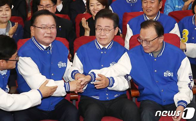 이재명 더불어민주당 대표, 이해찬·김부겸 상임공동선거대책위원장이 10일 오후 서울 여의도 국회 의원회관에 마련된 제22대 국회의원선거(총선) 민주당 개표 상황실에서 방송사 출구조사 결과를 지켜본 후 손을 잡고 있다. 2024.4.10/뉴스1 ⓒ News1 임세영 기자