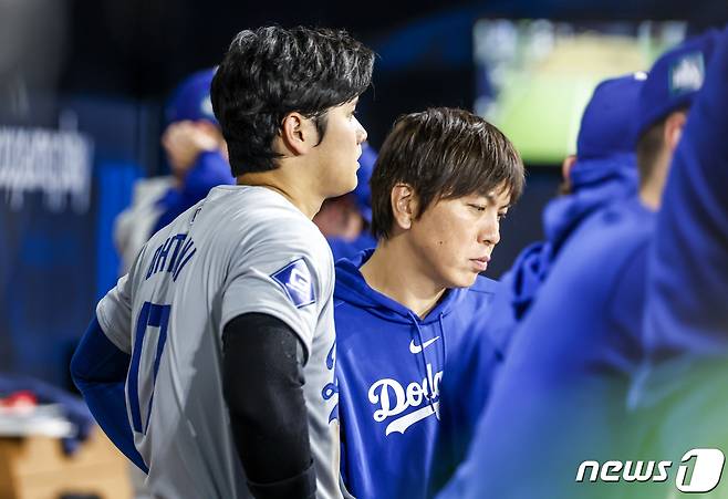 20일 오후 서울 고척스카이돔에서 미국프로야구(MLB) 공식 개막전 LA 다저스와 샌디에이고 파드리스 1차전 경기에서 LA 다저스 오타니 쇼헤이와 통역사 미즈하라 잇페이가 경기를 지켜보고 있다. (공동취재) 2024.03.22/뉴스1 ⓒ News1 김진환 기자