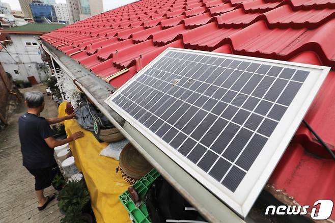정부가 한국전력의 전기요금 인상 요구 수용 여부를 고심하고 있는 것으로 알려진 19일 서울의 한 주택 지붕에 가정용 태양광 판넬이 설치돼 있다. 2022.6.19/뉴스1 ⓒ News1 이광호 기자