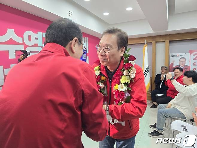 정연욱 국민의힘 부산 수영 당선인이 당선 확정 소식을 듣고 지지자들과 인사하고 있다(정연욱 캠프 제공)