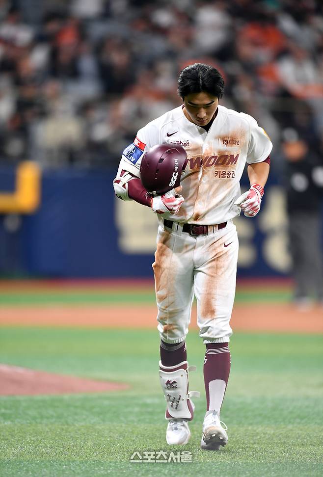 키움 1번타자 이주형이 7일 고척스카이돔에서 열린 2024프로야구 키움히어로즈와 한화이글스의 경기 10회말 1사후 펜스 맞는 첫안타를 뽑아내고 3루까지 내달렸으나 한화 야수들의 정확한 송구에서 3루에서 태그아웃됐다. 아쉬운 표정의 이주형.  2024.04.07.  고척 | 강영조기자 kanjo@sportsseoul.com