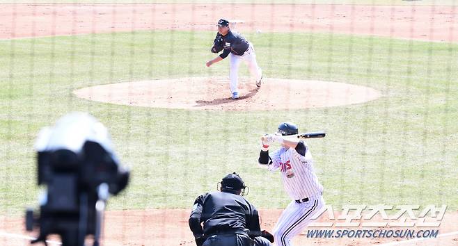 23일 잠실야구장에서 열린 KBO리그 LG와 한화의 개막전. 1회 LG 홍창기를 상대로 투구하고 있는 한화 선발 류현진. 잠실=송정헌 기자songs@sportschosun.com/2024.03.23/