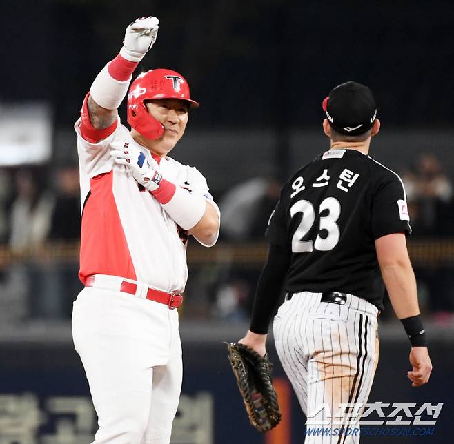 11일 광주 기아챔피언스필드에서 열린 KIA 타이거즈와 LG 트윈스의 경기. 3회말 1사 1,3루 KIA 최형우가 적시타를 날린 뒤 환호하고 있다. 광주=박재만 기자pjm@sportschosun.com/2024.04.11/