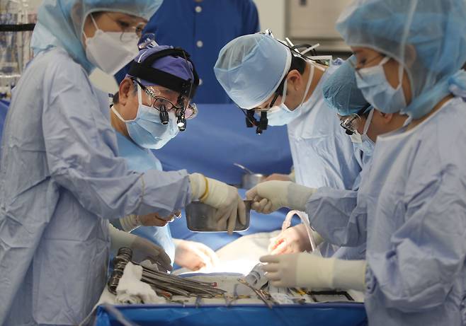 지난달 12일 인천 계양구 인천세종병원 수술실에서 의료진이 한 환자의 승모판막 치환 및 부정맥 수술을 하고 있다. /장련성 기자