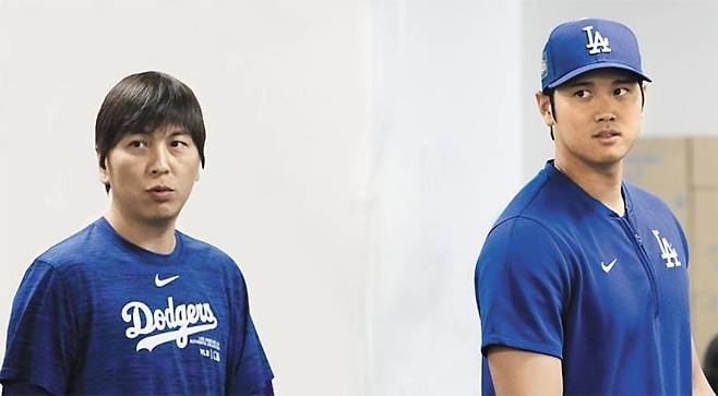 2024시즌 MLB 개막전 ‘서울 시리즈’를 앞두고 지난 16일 서울 고척스카이돔에서 기자회견에 참석한 LA 다저스 오타니 쇼헤이(오른쪽)와 그의 통역사 미즈하라 잇페이. 이후 도박 빚 논란이 불거지면서 다저스는 미즈하라를 즉각 해고했다. /정재근 스포츠조선 기자