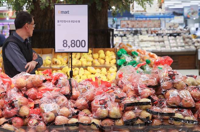 9일 서울 시내의 한 대형마트 과일 판매대에서 시민들이 장을 보고 있다. /연합뉴스