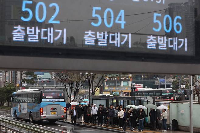서울 시내버스 노조가 총파업을 벌인 지난달 28일 오전 서울역 버스환승센터에서 시민들이 버스를 기다리고 있다. /뉴스1