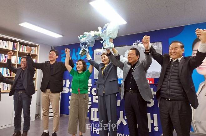 강선우 더불어민주당 서울 강서갑 국회의원 후보가 10일 오후 화곡동 사무소에서 당선 인사를 하고 있다. ⓒ데일리안 김은지 기자