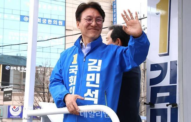 김민석 더불어민주당 영등포을 국회의원 후보가 3일 오후 서울 영등포구 도신로 인근에서 유세 차량에 올라 지지를 호소하고 있다.ⓒ데일리안 방규현 기자