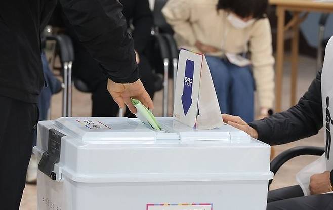 제22대 국회의원 선거일인 지난 10일 오전 제주시 동여중학교에 마련된 일도2동 제6투표소에서 유권자가 투표용지를 투표함에 넣고 있다.ⓒ연합뉴스