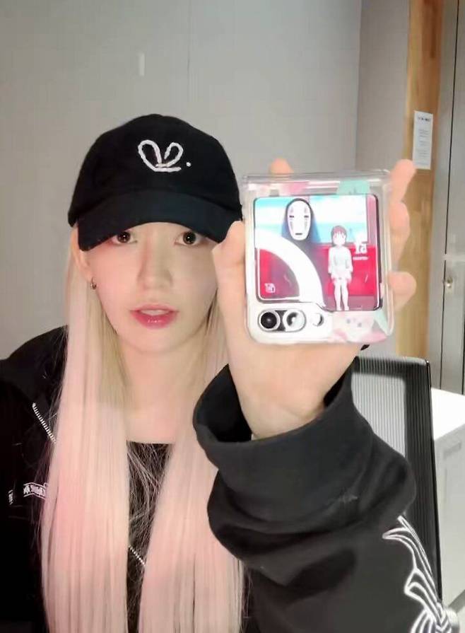 르세라핌 사쿠라가 선보인 갤럭시Z플립5 외부 화면. 사쿠라 X 캡처