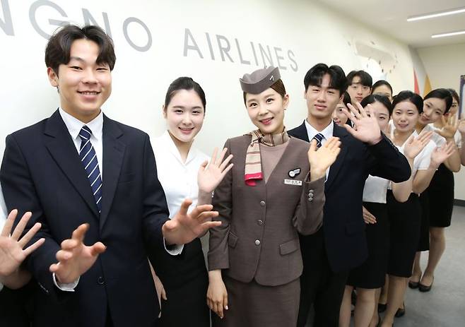 아시아나항공 승무원과 항공서비스학과 학생들이 11일 서울 종로 종로산업정보학교에서 진행된 '색동나래교실'에서 기념 촬영 하고 있다. 아시아나항공 제공