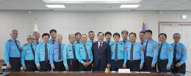 11일 오후 시교육청 별관 전략회의실에서 열린 표창장 수여식에서 하윤수 부산시교육감(앞줄 오른쪽 여섯번째)과 수상자들이 기념촬영을 하고 있다. 부산시교육청 제공