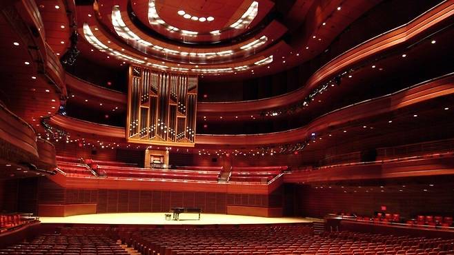 미국 필라델피아 오케스트라가 상주하는 공연장이 2500만 달러 후원을 받고 ‘버라이즌 홀’에서 ‘마리안 앤더슨 홀’보 이름이 바뀐다. 필라델피아 오케스트라 누리집