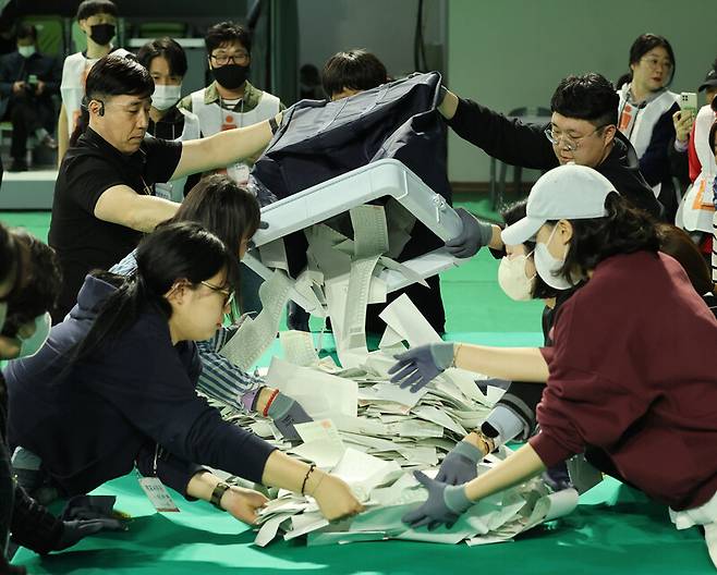 제22대 국회의원 선거일인 10일 오후 울산시 남구 문수체육관에 마련된 개표소에서 개표 작업이 이뤄지고 있다. 연합뉴스