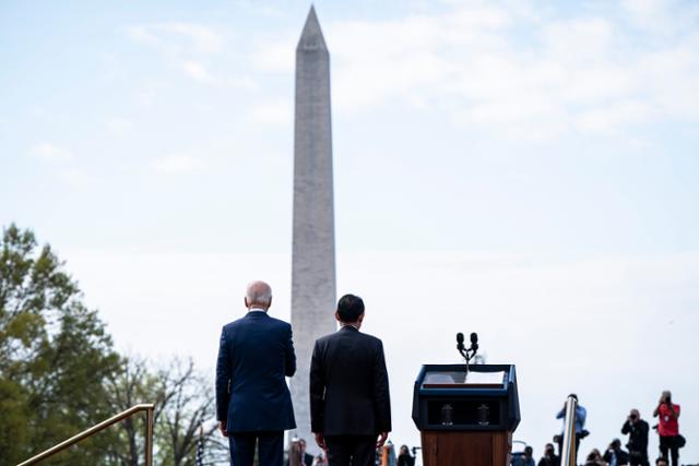 조 바이든(왼쪽) 미국 대통령이 10일 백악관에서 워싱턴 기념탑을 바라보며 미국을 국빈 방문한 기시다 후미오 일본 총리와 나란히 서 있다. 워싱턴=EPA 연합뉴스
