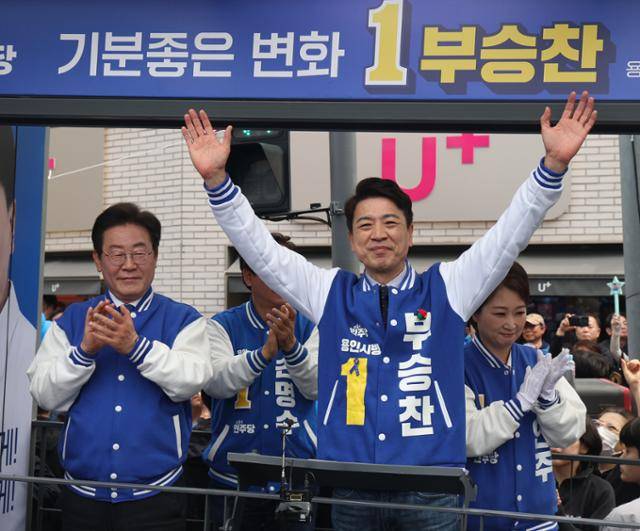 부승찬 더불어민주당 용인시병 후보가 6일 경기 용인 수지구 펑덕천사거리 일대에서 지지 호소를 하고 있다. 뉴스1