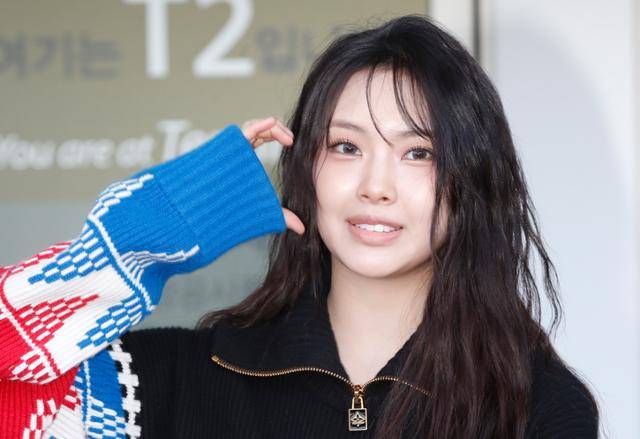 그룹 뉴진스 멤버 혜인이 발등 골절로 인해 활동을 잠시 중단한다. 뉴스1