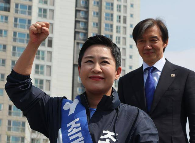 조국혁신당 김재원 비례대표 당선자가 4일 오후 서울 용산구 효창공원역 인근에서 열린 '검찰독재 조기종식, 서울시민과 함께' 행사에서 발언하고 있다. 연합뉴스