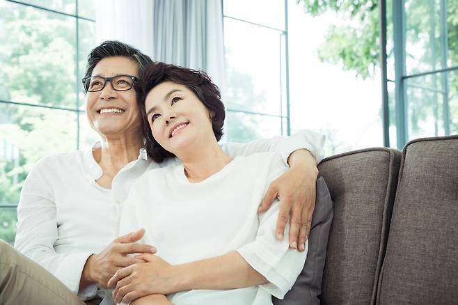 포옹이나 악수, 마사지 등의 신체 접촉이 몸과 마음 건강에 도움이 된다는 연구 결과가 나왔다./사진=클립아트코리아